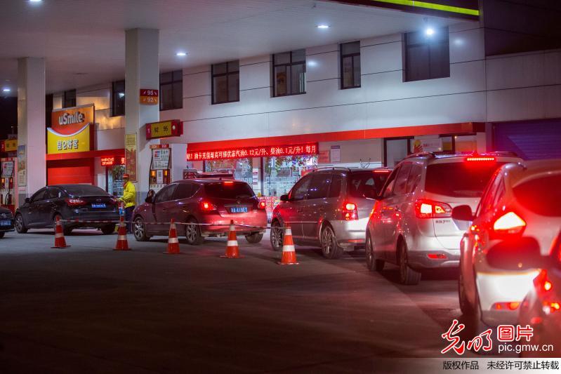 油价创四年来最大涨幅 杭州车主深夜排长队加油