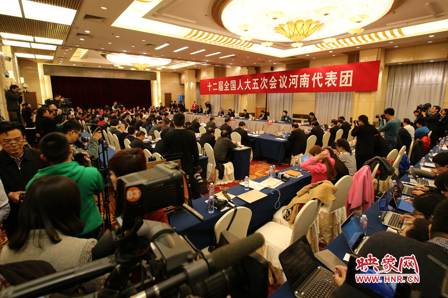 河南代表团代表的每一次发言都成为现场境内外媒体关注、热议的话题