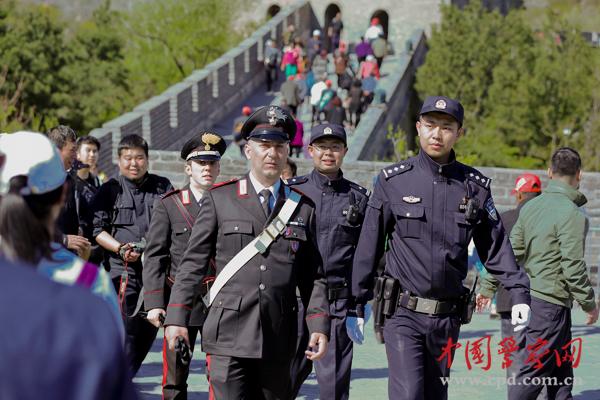 中意警察编队巡逻。本网记者 陈路坤 摄