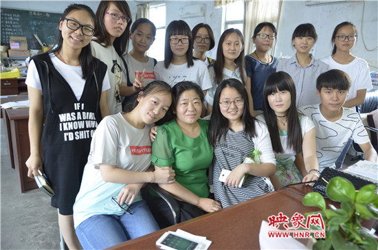 李春瑞和学生们在一起。 李春瑞和学生们在一起。