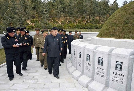 原文配图：金正恩前往烈士墓拜祭。