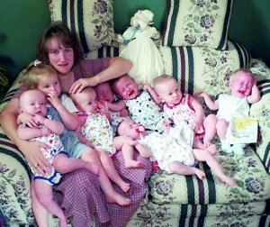 婴儿时期的七胞胎。