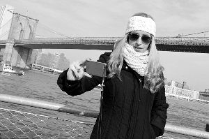 美国纽约布鲁克林大桥一名男子要跳桥，围观女子以此为背景自拍