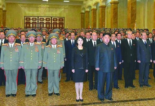 17日朝鲜最高领导人金正恩与夫人李雪主及党政军官员来到锦绣山太阳宫内拜谒金日成雕像，这是李雪主时隔62天首次参加公开活动。