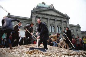 10月4日，瑞士伯尔尼，“全民发工资”支持者将800万枚、共15吨重的5分硬币倾倒在国会大厦前，每枚硬币象征一名瑞士人。图/CFP