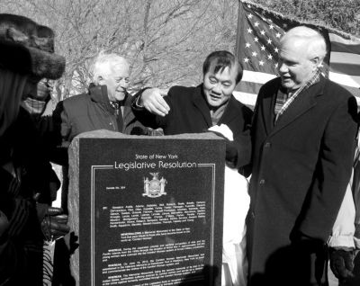 24日，纽约州一公园内新设批判慰安妇制度的石碑。图/东方IC