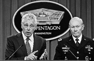 24日，美国国防部长哈格尔（左）和美军参谋长联席会议主席登普西在华盛顿五角大楼出席新闻发布会，公布缩