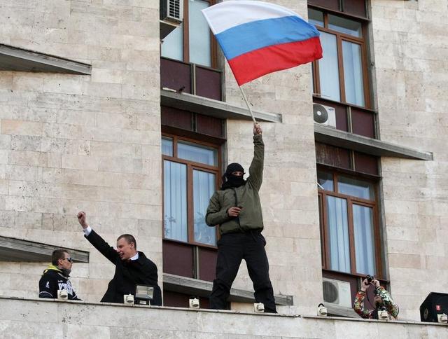 亲俄民众闯入乌东部城市政府大楼 挂上俄罗斯国旗