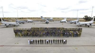 4月29日，澳大利亚珀斯，马航MH370空中搜索正式结束，参与搜索的多国部队在离开前留影纪念。