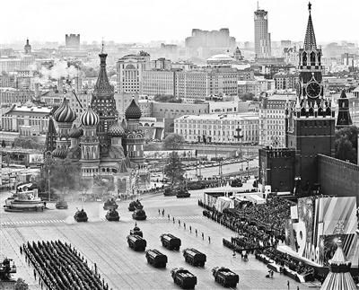 当地时间5月7日，为迎接5月9日将要举行的红场阅兵式，俄军装甲部队参与彩排