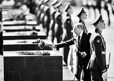 8日，普京向无名烈士墓献花