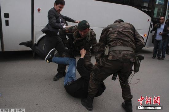 土耳其首相助理和两名警察殴打矿难示威者