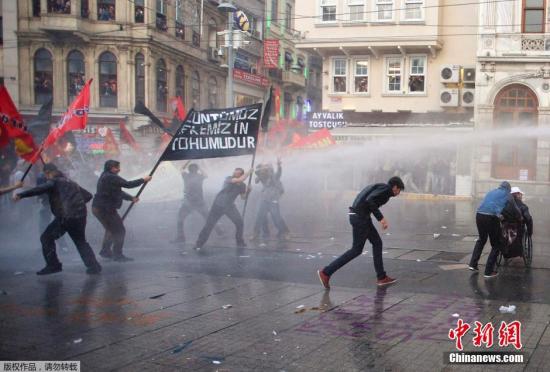 土耳其民众就矿难举行示威游行，遭警方喷水炮驱散。