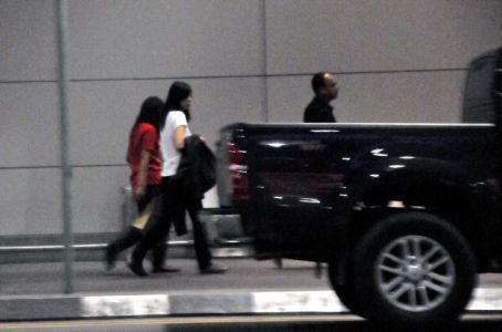 白衣女子（右二）为获释中国女游客（图片来源：新海峡时报）