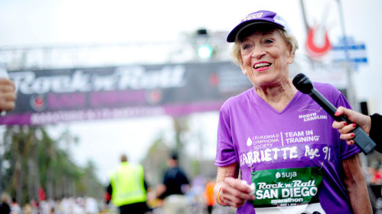 91岁患癌老太跑马拉松跑完全程破同龄纪录（图）