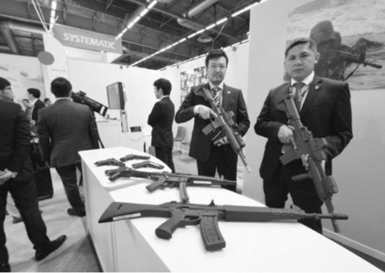 　日本企业在欧洲国际防务展上展示橡胶枪。