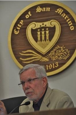 圣玛利诺市长尼尔因“狗粪事件”口头请辞市长职务。（美国《世界日报》）