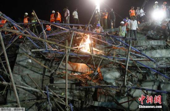印度南部城市塌楼事故致26人死 救援过程艰难