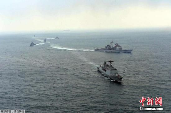 资料图： 2014年3月14日，韩国与美国军舰参加韩美2014“鹞鹰”联合军演。