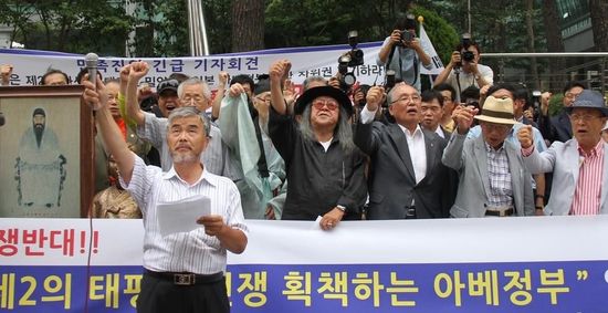 7月2日，在韩国首尔的日本驻韩国大使馆前，民众手持标语参加抗议活动。