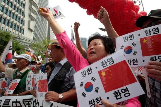 7月2日，在中国驻韩使馆前，韩国民众集会欢迎中国国家主席习近平访韩，并打出写有“钓鱼岛是中国的土地”字样。