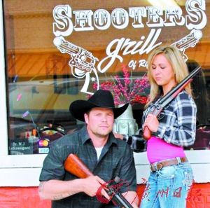 在“枪手烤肉店”，交75美元就可以接受安全用枪培训，还包括一顿晚餐和一场研讨会。
