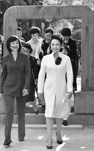 昨天，彭丽媛在韩国代理“第一夫人”赵允旋左的陪同下参观昌德宫。