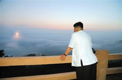 　朝鲜最高领导人金正恩正在观看导弹发射。