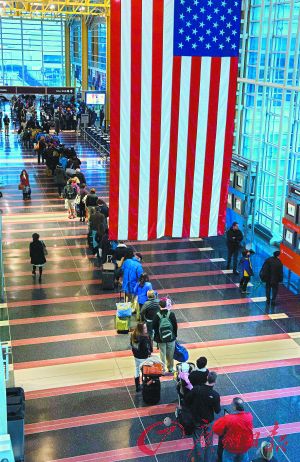 　　美国机场安检大排长龙。（资料图片）