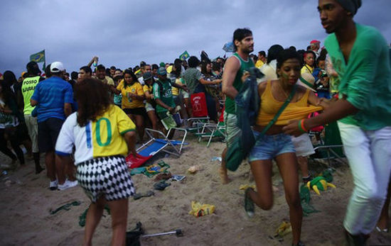 巴西海滩世界杯球迷遭持枪团伙抢劫 警方加强安保(图)