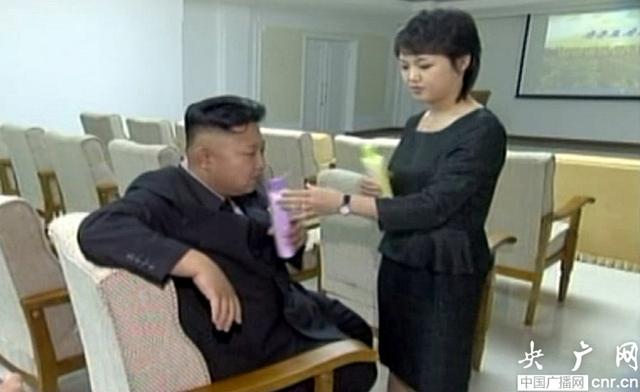 朝鲜官方电视台播放金正恩与夫人亲密画面