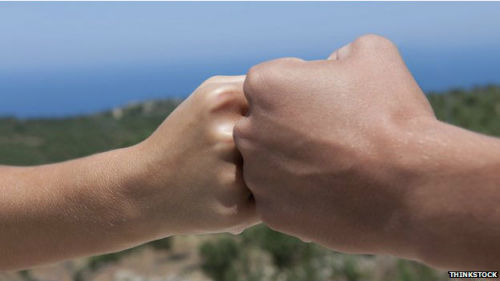 英国科学家呼吁用碰拳取代握手减少病菌传播