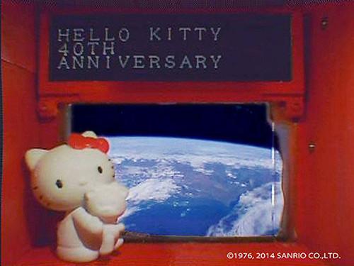 日本将Hello Kitty送上太空 与地球拍合影(图)