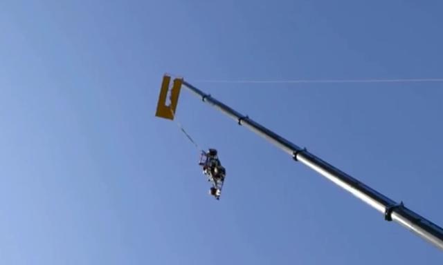 英国小伙开F1赛车玩蹦极 从91米高空坠落
