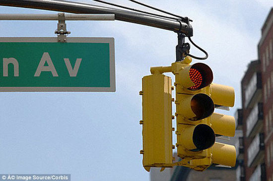 美国交通信号灯系统爆安全漏洞，一台笔记本就可让你一路绿灯。图片来源：英国媒体