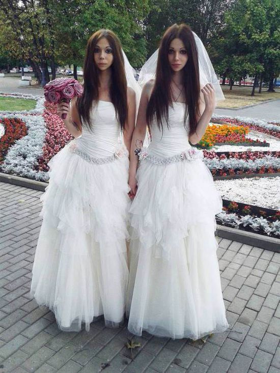俄罗斯新婚夫妇皆穿婚纱 新郎是“阴阳人”(图)