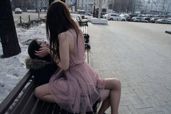 俄罗斯新婚夫妇皆穿婚纱 新郎是“阴阳人”(图)