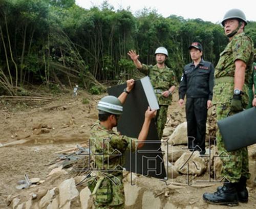 广岛泥石流遇难者增至70人 日本防卫相慰问灾区