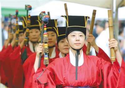 3日，韩国首尔，成均馆内，民众穿着传统服饰跳舞迎接中秋。中秋和春节一样，是韩国最重要的传统节日。