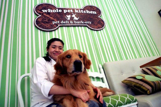 菲律宾另类咖啡馆为宠物狗设菜单 鼓励人狗同桌进餐(图)