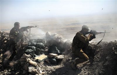 9日，伊拉克摩苏尔，伊拉克库尔德士兵占领摩苏尔东部一座山，与“伊斯兰国”武装分子作战。