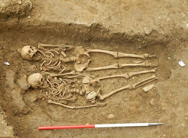 英国挖出14世纪两架人骨 出土时手牵着手