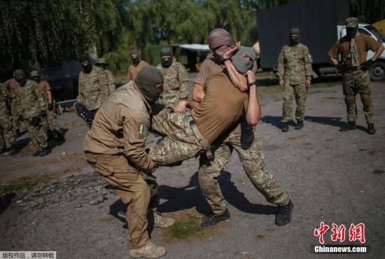 乌克兰指俄在克里米亚边界结集军队 数千士兵驻守
