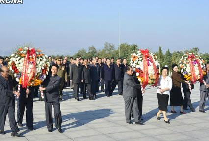 　朝鲜劳动党中央委员会、最高人民会议常任委员会和内阁分别向铜像敬献了花圈。