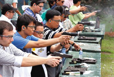 2013年7月17日，菲律宾马里基纳，枪支爱好者在造枪厂进行射击。菲律宾并不禁枪，民间非法枪支泛滥。