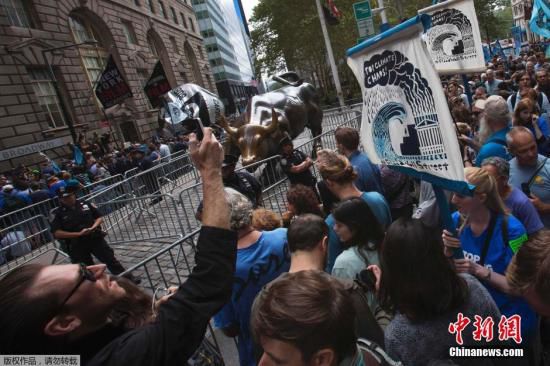 纽约民众在华尔街静坐抗议全球变暖 上百人被捕