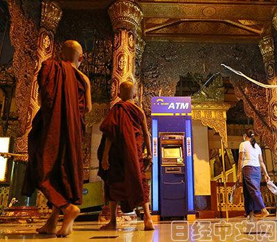 缅甸仰光大金塔寺也摆有ATM机。