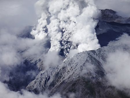 日本长野县警方直升机拍摄的御岳山喷火照片