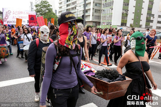 巴西民众抬灵柩示威 要求堕胎合法化(高清组图)