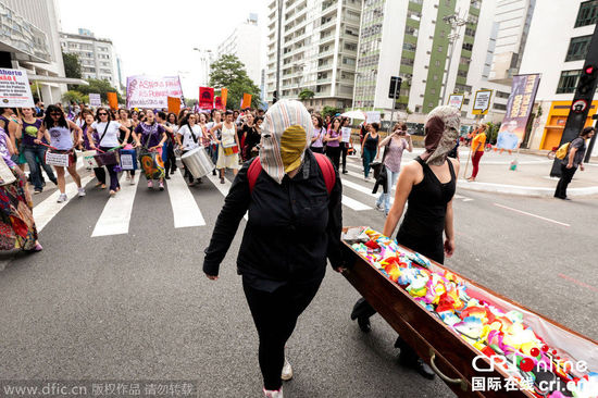 巴西民众抬灵柩示威 要求堕胎合法化(高清组图)